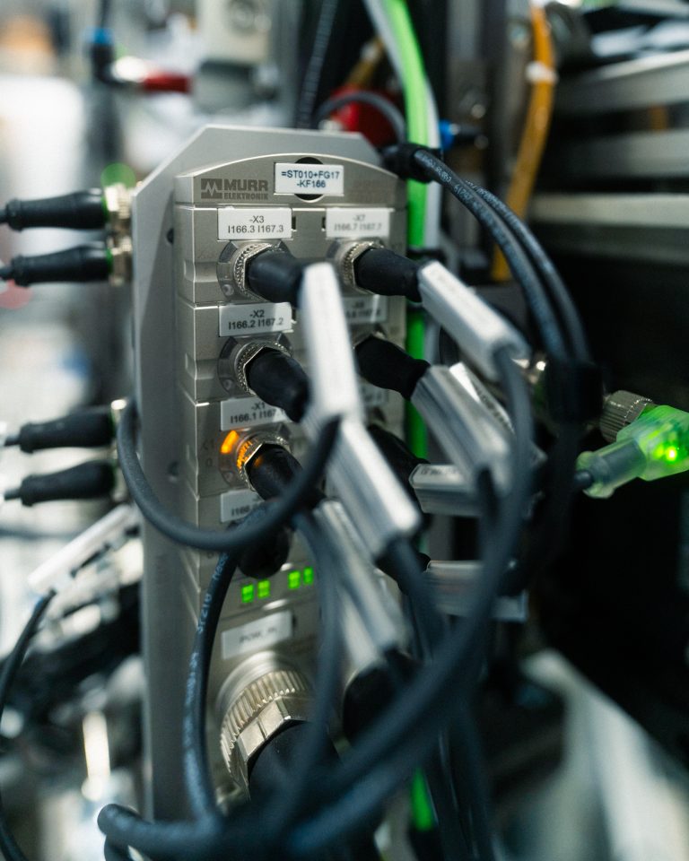 Nahaufnahme von elektronischen Anschlüssen und Kabeln von Murr Elektronik