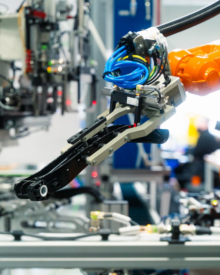 Detailansicht eines Greifarms eines Roboters in der Fertigung.