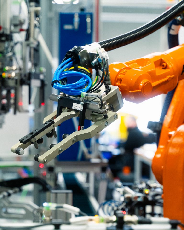 Detailansicht eines Greifarms eines Roboters in der Fertigung.