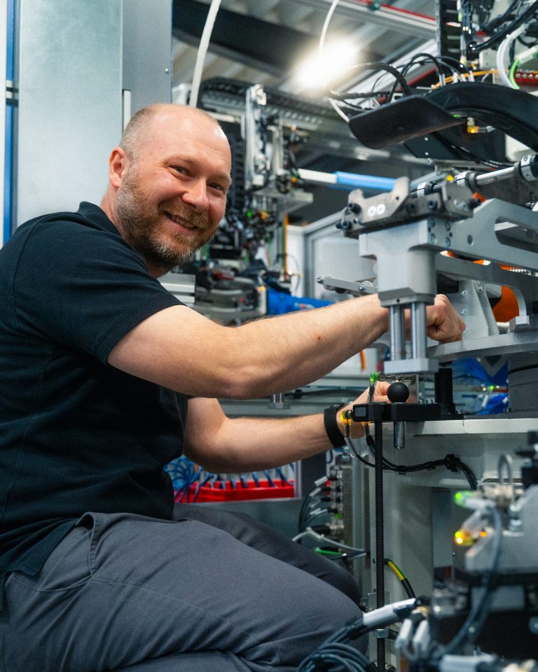 Ein Industrietechniker bei der Montage von Maschinenkomponenten.